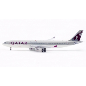 Model Airbus A330-300 QATAR 1:400 A6-AEN