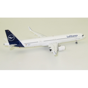 Model Airbus A321neo LUFTHANSA D-AZAM J Fox